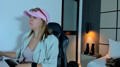 ALMA FENIX  online show from February 23, 12:35 pm