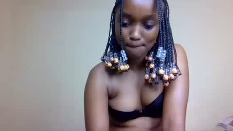 Snapshot of alora_bby chatting on November 15, 8:33 am Elly online show from November 15, 8:33 am