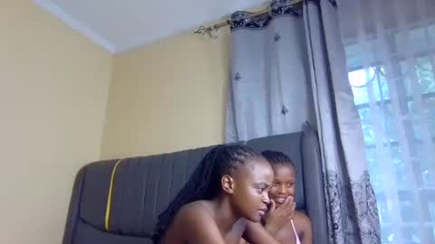 Snapshot of alora_bby chatting on November 16, 12:22 pm Elly online show from November 16, 12:22 pm