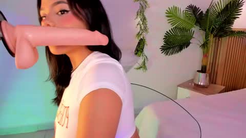 Snapshot of aly_leee chatting on April 18, 6:23 pm aly_leee online show from April 18, 6:23 pm