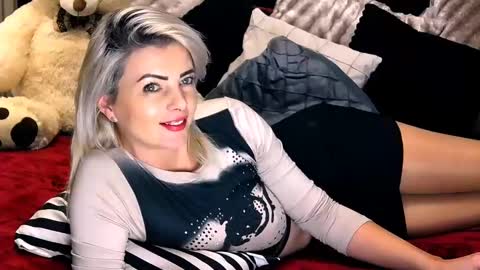 Snapshot of alyblonde chatting on December 6, 1:11 pm aly online show from December 6, 1:11 pm