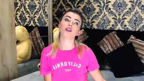 Snapshot of alyblonde chatting on January 25, 9:47 am aly online show from January 25, 9:47 am