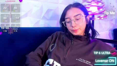 Snapshot of alys_molly chatting on December 16, 5:22 pm sopie online show from December 16, 5:22 pm