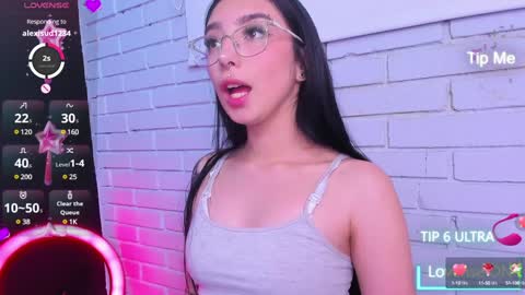 Snapshot of alys_molly chatting on December 24, 5:13 pm sopie online show from December 24, 5:13 pm