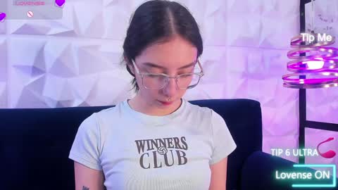 Snapshot of alys_molly chatting on December 30, 11:15 am sopie online show from December 30, 11:15 am