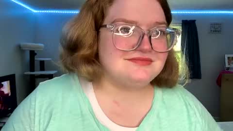 Snapshot of alyssa6960545 chatting on September 22, 2:52 pm Lily online show from September 22, 2:52 pm