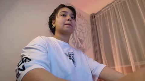 Snapshot of alyssia_wolds_1 chatting on November 19, 1:05 am alyssia wolds online show from November 19, 1:05 am