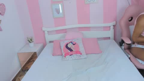 Snapshot of amaia_monroe chatting on December 5, 4:36 pm amaia_monroe online show from December 5, 4:36 pm