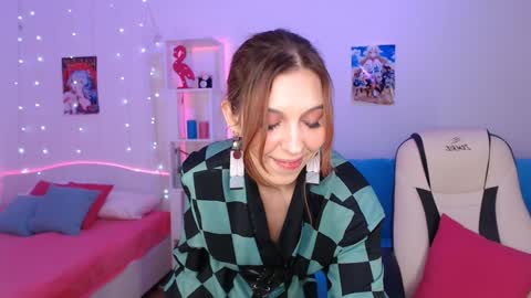 Snapshot of amala_lee chatting on December 6, 6:15 am Alice online show from December 6, 6:15 am