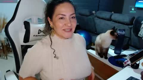 Snapshot of amanda_bella1 chatting on February 2, 2:10 am Amanda online show from February 2, 2:10 am