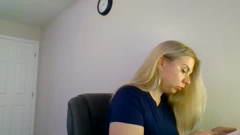 Snapshot of amandainbloom chatting on October 30, 3:08 am Amanda online show from October 30, 3:08 am