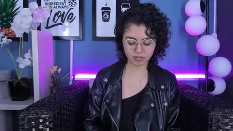 Snapshot of amarettho chatting on February 9, 5:22 pm Emily online show from February 9, 5:22 pm