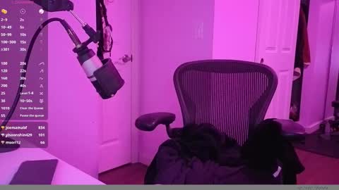 Snapshot of amateuroras chatting on February 15, 7:51 am leash online show from February 15, 7:51 am