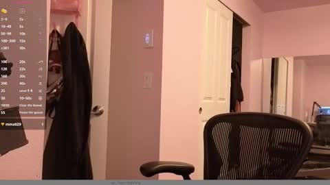 Snapshot of amateuroras chatting on February 22, 1:07 am leash online show from February 22, 1:07 am