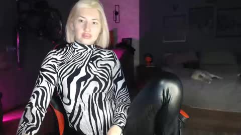 Snapshot of amayamalina chatting on December 8, 6:11 am Malina online show from December 8, 6:11 am