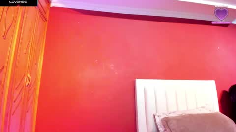 Sara  online show from December 4, 11:52 am