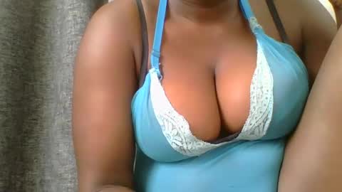 Snapshot of ambar_jasiri chatting on December 19, 8:13 am Mia online show from December 19, 8:13 am