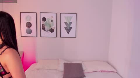 ambarevans_ online show from October 28, 11:58 am