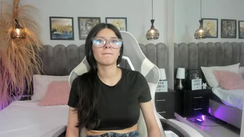 amber__hill_ online show from April 23, 2:41 pm