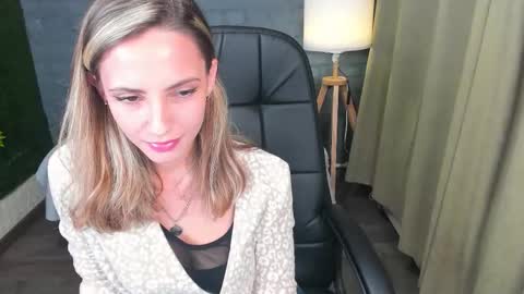 Snapshot of amelia_meili chatting on November 19, 1:11 pm amelia_meili online show from November 19, 1:11 pm