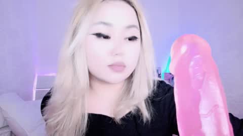 Snapshot of amelia_sunlight chatting on December 10, 6:28 pm Amelia online show from December 10, 6:28 pm