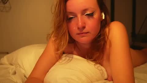 Snapshot of ameliasweety69 chatting on January 23, 7:51 pm Amelia online show from January 23, 7:51 pm
