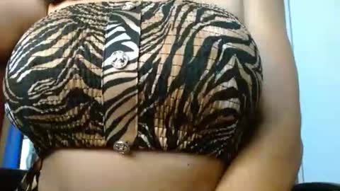 Snapshot of ames9001 chatting on October 27, 11:36 am Mari online show from October 27, 11:36 am