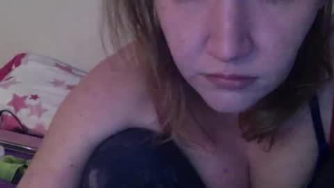 Snapshot of amileamariestar chatting on December 10, 1:32 am amileamariestar online show from December 10, 1:32 am