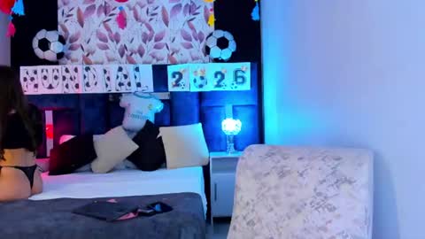 Snapshot of ammyjoness_ chatting on June 18, 7:29 pm Ammy Jones online show from June 18, 7:29 pm