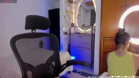 Snapshot of amy_queen7 chatting on July 3, 9:05 am Help me reach 150 likes online show from July 3, 9:05 am