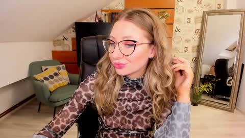 AmyRossie online show from December 3, 5:12 pm