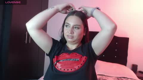 ana_arms_ online show from June 3, 6:13 pm