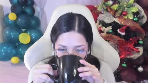 Im anna but you can call me as you want online show from December 9, 9:58 pm