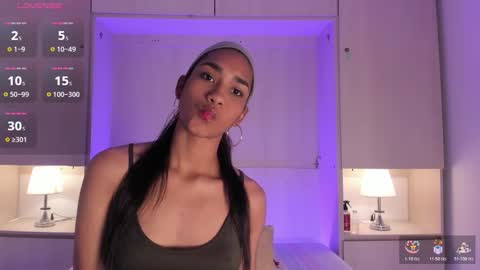 anaacollins_ online show from November 10, 11:42 am