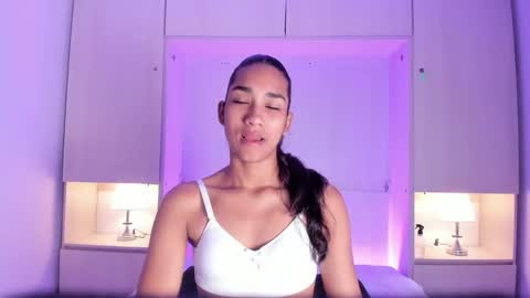 anaacollins_ online show from March 6, 11:39 am