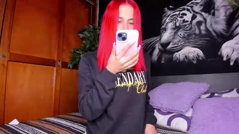 Snapshot of anahi__18 chatting on February 18, 2:49 am Anahi online show from February 18, 2:49 am