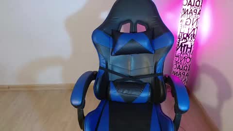 Snapshot of anarosse__ chatting on February 8, 12:58 am ana 3 online show from February 8, 12:58 am