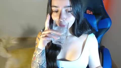 Snapshot of anarosse__ chatting on February 20, 12:18 am ana 3 online show from February 20, 12:18 am