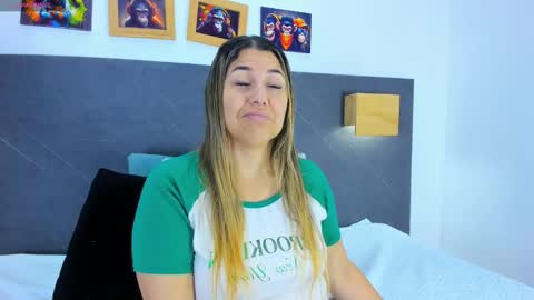 Snapshot of andhrea_vale chatting on February 4, 11:49 am Andrea online show from February 4, 11:49 am