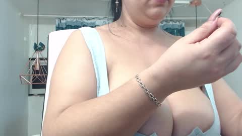 Snapshot of andrahart_ chatting on February 13, 8:03 pm AndraHart online show from February 13, 8:03 pm