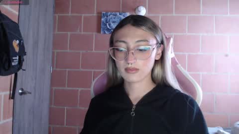 Snapshot of andrea_camila chatting on September 30, 2:11 pm Andrea  online show from September 30, 2:11 pm