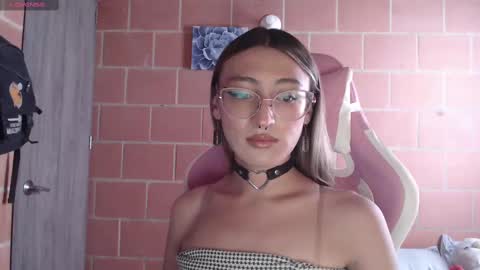 Snapshot of andrea_camila chatting on October 1, 3:40 pm Andrea  online show from October 1, 3:40 pm