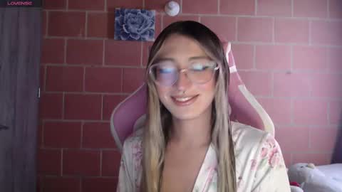 Snapshot of andrea_camila chatting on October 10, 1:43 pm Andrea  online show from October 10, 1:43 pm