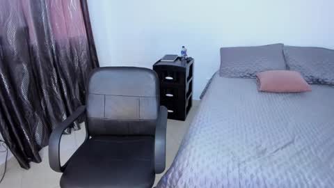 Snapshot of andrea_loaiza2 chatting on December 8, 9:19 pm Andrea online show from December 8, 9:19 pm