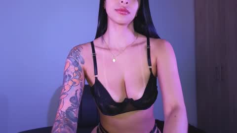 Snapshot of andrea_torres_ chatting on February 2, 12:30 am online show from February 2, 12:30 am