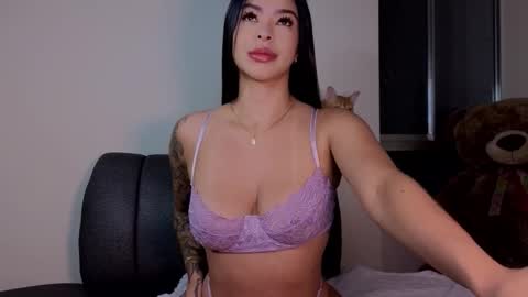 Snapshot of andrea_torres_ chatting on January 15, 3:22 am online show from January 15, 3:22 am