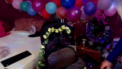 Snapshot of andreeajj chatting on December 20, 10:43 pm andreeajj online show from December 20, 10:43 pm