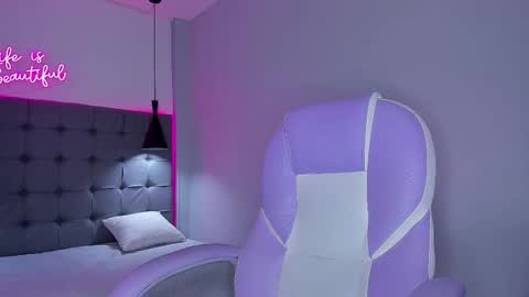 Snapshot of andres1_8 chatting on November 27, 2:13 am IM ANDRES online show from November 27, 2:13 am