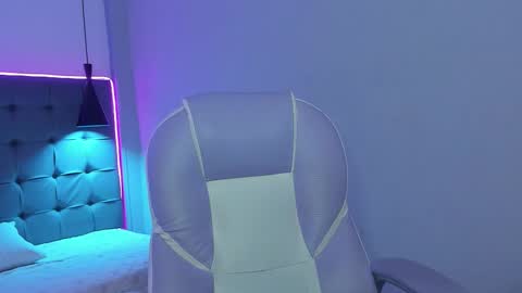 Snapshot of andres1_8 chatting on December 18, 3:01 am IM ANDRES online show from December 18, 3:01 am