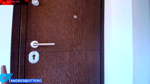 Snapshot of andres_bottero chatting on February 18, 8:49 pm Andrs botero online show from February 18, 8:49 pm